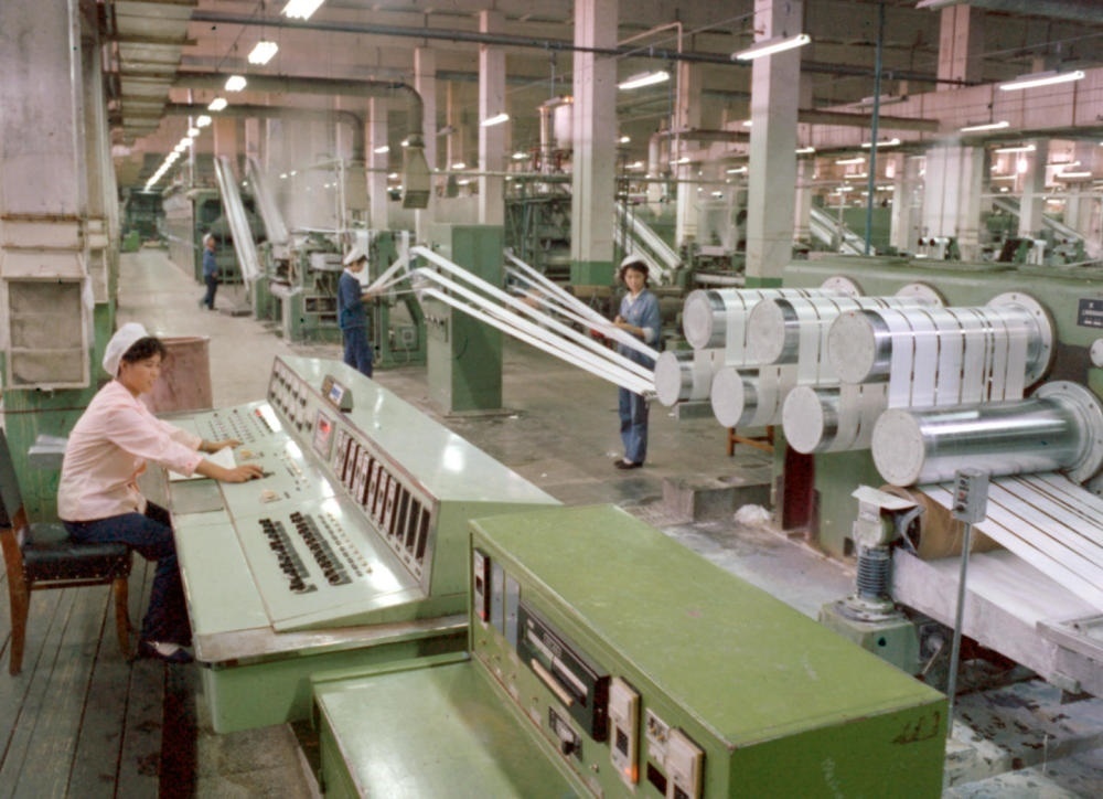 1981年，東北遼陽石油化學纖維廠抽絲車間一角。新華社發(fā)