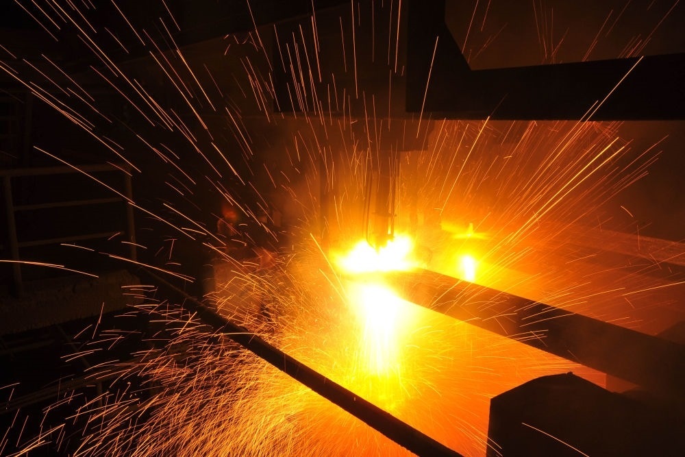 2015年3月10日，東北特鋼集團大連基地生產(chǎn)的合金鋼連鑄坯進行定尺切割。新華社發(fā)