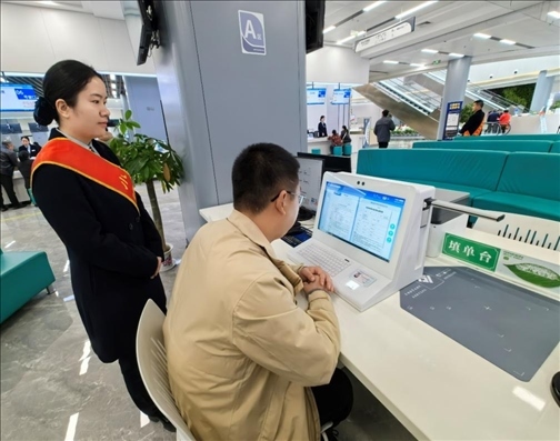 市民用電子范例填單臺(tái)錄入信息。人民網(wǎng)記者 周雯攝