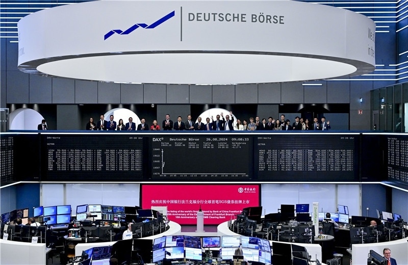 現(xiàn)場(chǎng)圖片：中國(guó)銀行法蘭克福分行負(fù)責(zé)人與多位來(lái)自金融界和企業(yè)界的嘉賓共同見證全球首支人民幣SGS債券在法蘭克福上市