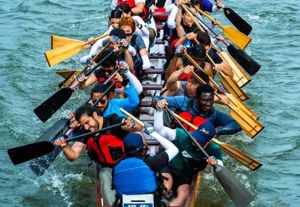 “熊貓叨叨”團(tuán)隊參加龍舟比賽。