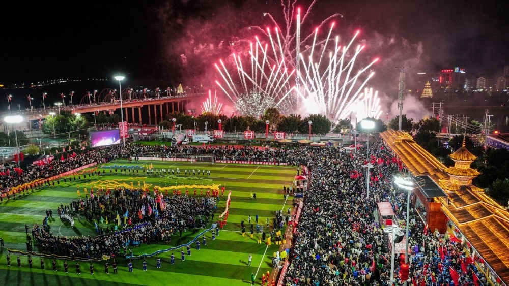 2024全國“村晚”示范展示活動暨貴州“村超村晚”舉行音樂煙花秀表演（無人機照片，2024年2月3日攝）。新華社記者 劉續(xù) 攝