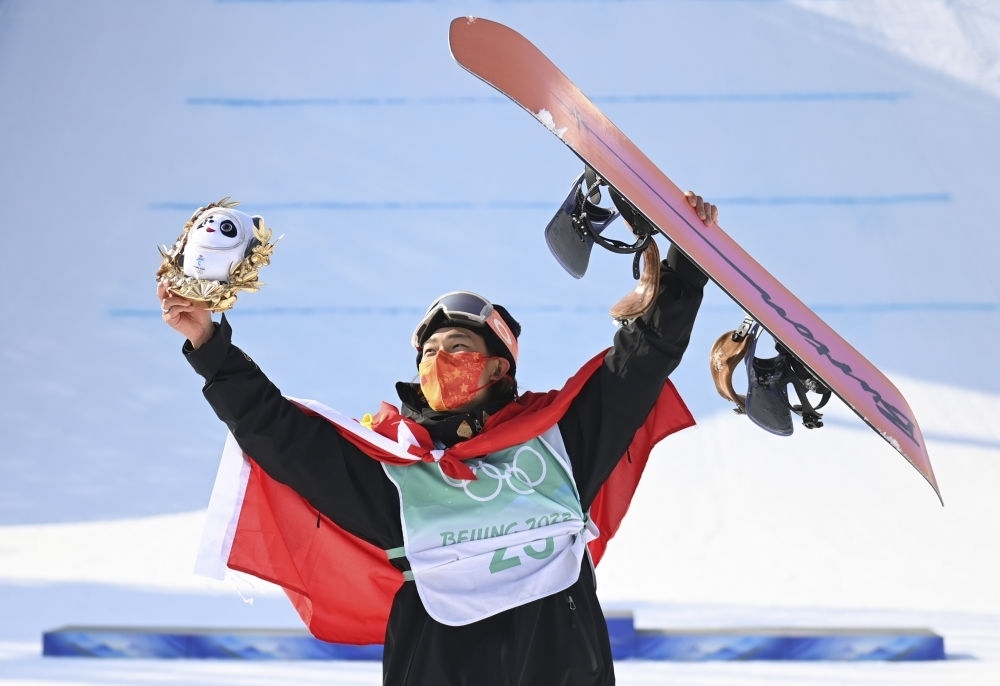 蘇翊鳴在北京2022年冬奧會單板滑雪男子大跳臺決賽奪冠后慶祝（2022年2月15日攝）。新華社記者 黃宗治 攝