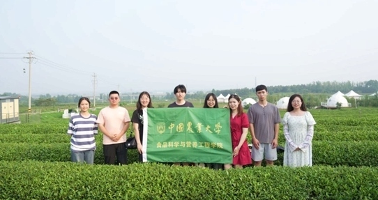 在山東日照，中國農(nóng)業(yè)大學(xué)食品學(xué)院實踐團就農(nóng)業(yè)生產(chǎn)智能化設(shè)備、肥料選用等問題開展實地調(diào)研，并面向300余名村民陸續(xù)開展4次科普宣講。校方供圖