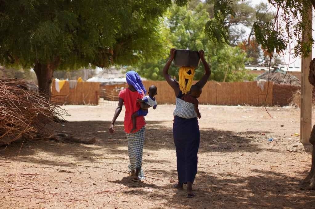 2023年3月20日，在塞內(nèi)加爾久爾貝勒區(qū)的泰內(nèi)富勒村，村民將取到的水運回家。新華社記者 王子正 攝