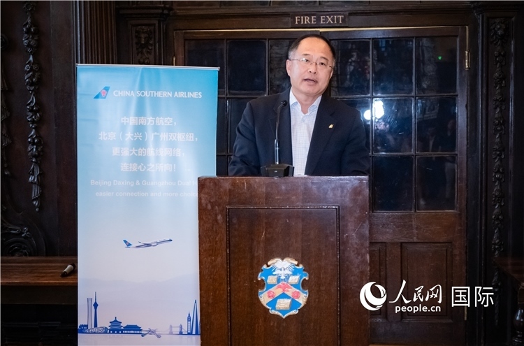 圖為中國駐倫敦旅游辦事處主任張力致辭。人民網 郭錦標攝