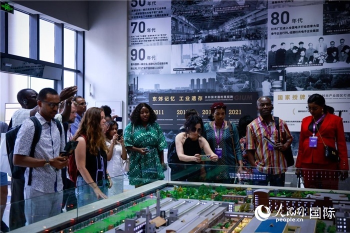 2024“一帶一路”媒體合作論壇聯(lián)合采訪調(diào)研行成員在東郊記憶園區(qū)參觀采訪。本報記者 伊霄攝