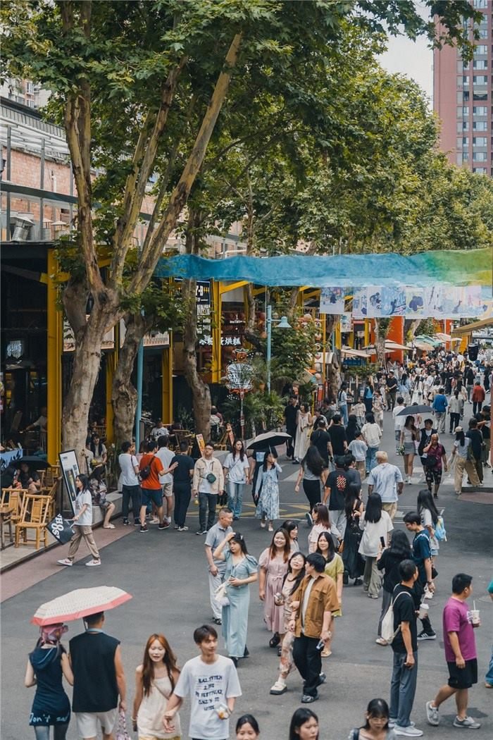 北街美食區(qū)是東郊記憶園區(qū)集美食、文化與休閑于一體的特色區(qū)域，為游客和當(dāng)?shù)鼐用裉峁┝素S富多樣的餐飲選擇。資料圖片