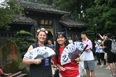 媒體考察團(tuán)成員在都江堰清溪園合影留念。（陳斌 攝）