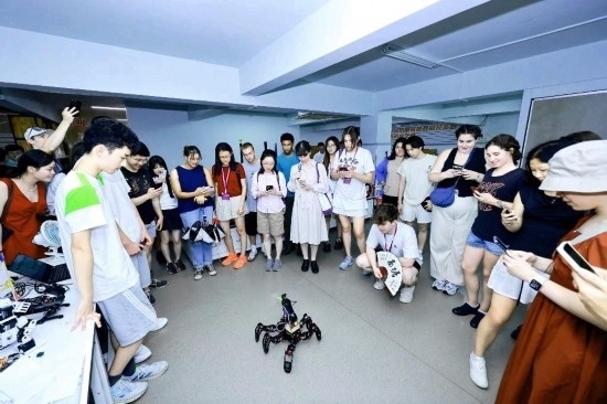 8月25日，中外青年在浙江杭州觀看機(jī)器人表演。新華社發(fā)（清華大學(xué)供圖）