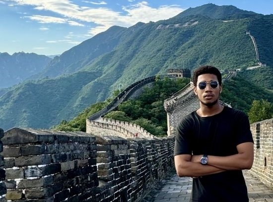 8月28日，尼日利亞青年阿米爾·阿希姆在慕田峪長(zhǎng)城留影。新華社發(fā)（清華大學(xué)供圖）