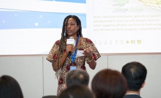 8月29日，在第二屆清華國(guó)際青年對(duì)話論壇活動(dòng)上，來(lái)自烏干達(dá)的媒體人詹尼弗·阿西姆韋分享中國(guó)之旅的感悟。新華社發(fā)（畢尚宏攝）