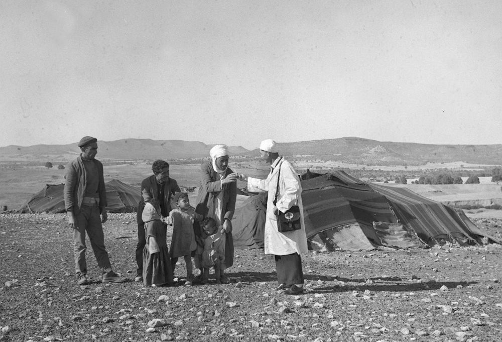 1965年，一名中國(guó)援阿爾及利亞醫(yī)療隊(duì)醫(yī)生（右一）在阿爾及利亞賽伊達(dá)省為牧民診治。