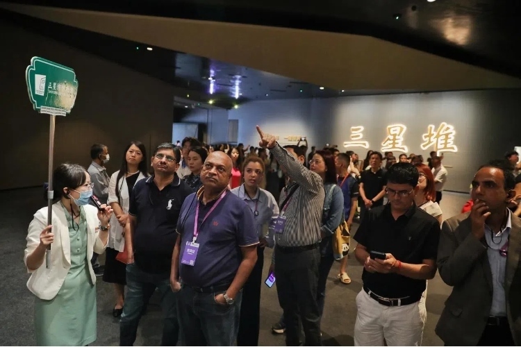 8月31日，亞洲媒體考察團參訪三星堆博物館?！吨袊?jīng)濟周刊》記者肖翊攝
