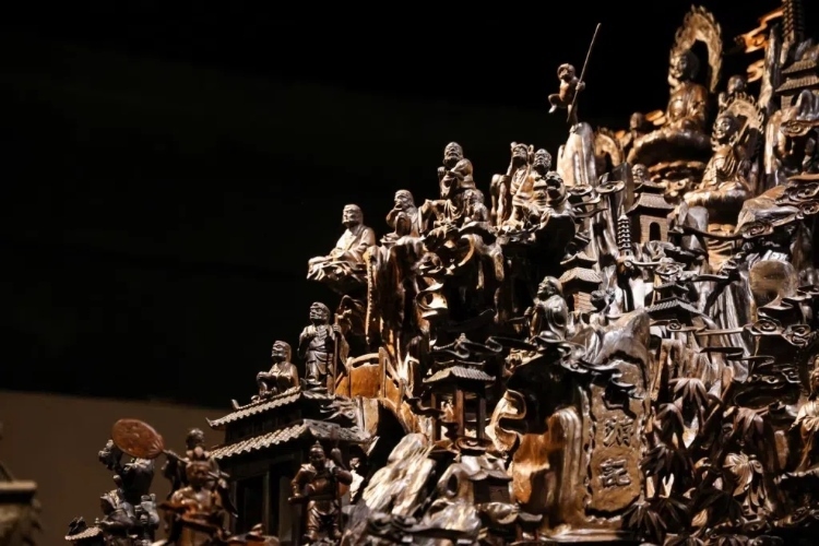 烏木博物館中展出的烏木雕刻藝術(shù)品《西游記》（局部）。本報記者 伊霄攝