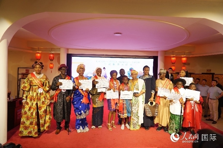 中尼服飾文化秀尼日利亞十佳模特獎(jiǎng)。人民網(wǎng)記者 姜宣攝