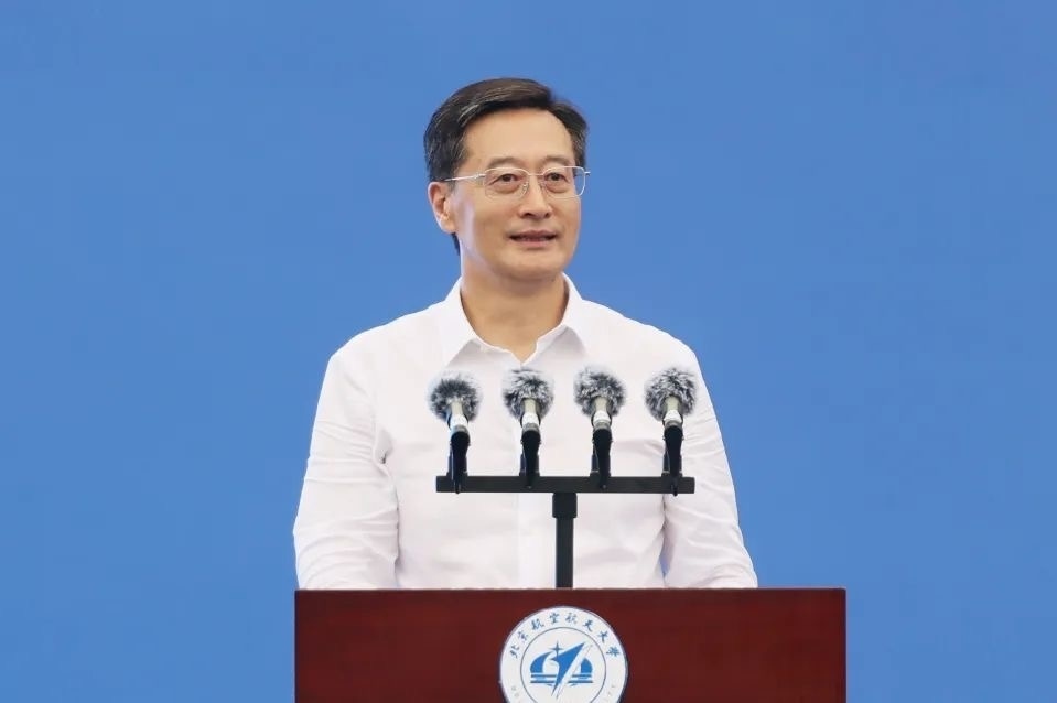 中國工程院院士、北京航空航天大學(xué)校長王云鵬在2024級新生開學(xué)典禮上講話。校方供圖