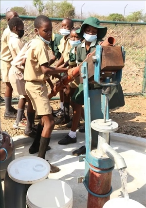 △2021年11月，在津巴布韋南馬塔貝萊蘭省省會(huì)關(guān)達(dá)的塞農(nóng)多小學(xué)，學(xué)生從中國(guó)援建水井里打水。