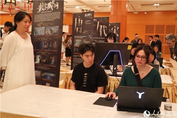 在活動(dòng)現(xiàn)場(chǎng)，當(dāng)?shù)孛癖婓w驗(yàn)“數(shù)字藏經(jīng)洞”云游戲，沉浸式體驗(yàn)敦煌文化。 人民網(wǎng)記者 李志偉攝