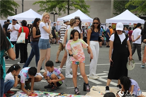 4、活動吸引了很多小朋友參加。 人民網(wǎng)記者 李志偉攝