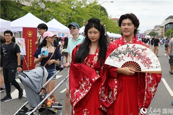 5、當(dāng)?shù)厝A僑華人身穿漢服參加文化節(jié)。 人民網(wǎng)記者 李志偉攝