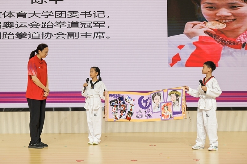 兩位學生小記者對話陳中老師。學校供圖