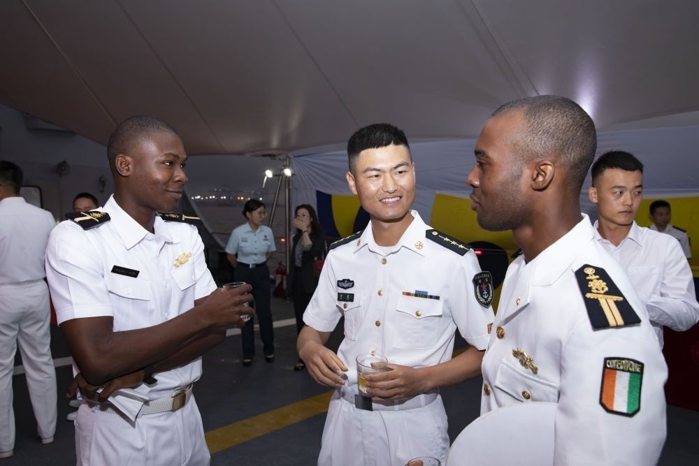 2023年6月25日，中國和科特迪瓦雙方官兵在南寧艦舉辦的甲板招待會上交流。中國海軍第43批護航編隊22日抵達科特迪瓦經(jīng)濟首都阿比讓，開始對科特迪瓦為期4天的友好訪問。