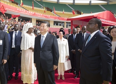 2018年7月22日，國家主席習(xí)近平在達(dá)喀爾同時(shí)任塞內(nèi)加爾總統(tǒng)薩勒共同出席塞內(nèi)加爾競技摔跤場項(xiàng)目移交儀式。新華社記者 王曄 攝