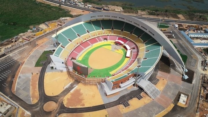 這是2018年7月18日在塞內(nèi)加爾首都達(dá)喀爾航拍的中國援建的塞內(nèi)加爾競技摔跤場。新華社記者 呂帥 攝