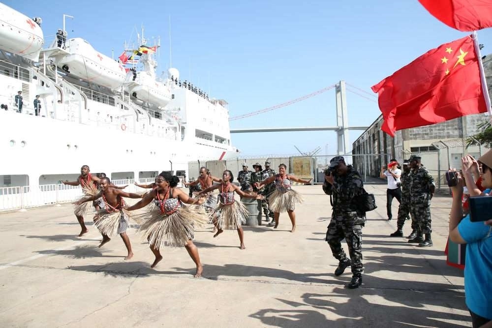 2024年8月16日，在莫桑比克馬普托港，當(dāng)?shù)匮輪T表演舞蹈，歡送中國海軍“和平方舟”號醫(yī)院船。