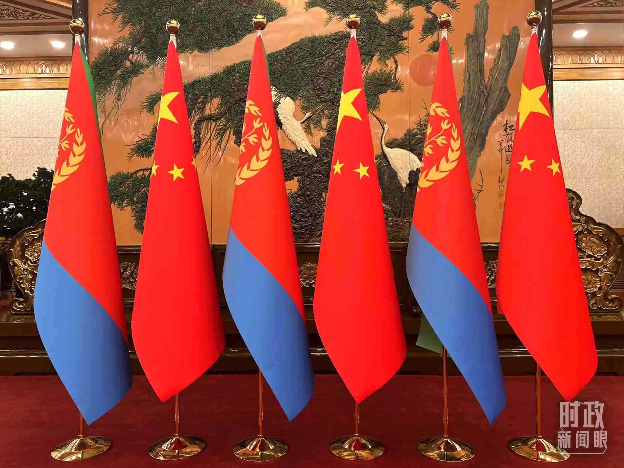 △會見現(xiàn)場擺放的中國和厄立特里亞兩國國旗。（總臺央視記者趙婷拍攝）