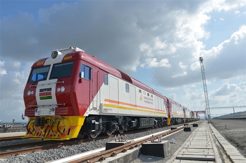 當(dāng)?shù)貢r間2017年5月30日，肯尼亞蒙巴薩，連接肯尼亞港口城市蒙巴薩和首都內(nèi)羅畢的蒙內(nèi)鐵路正式竣工通車。