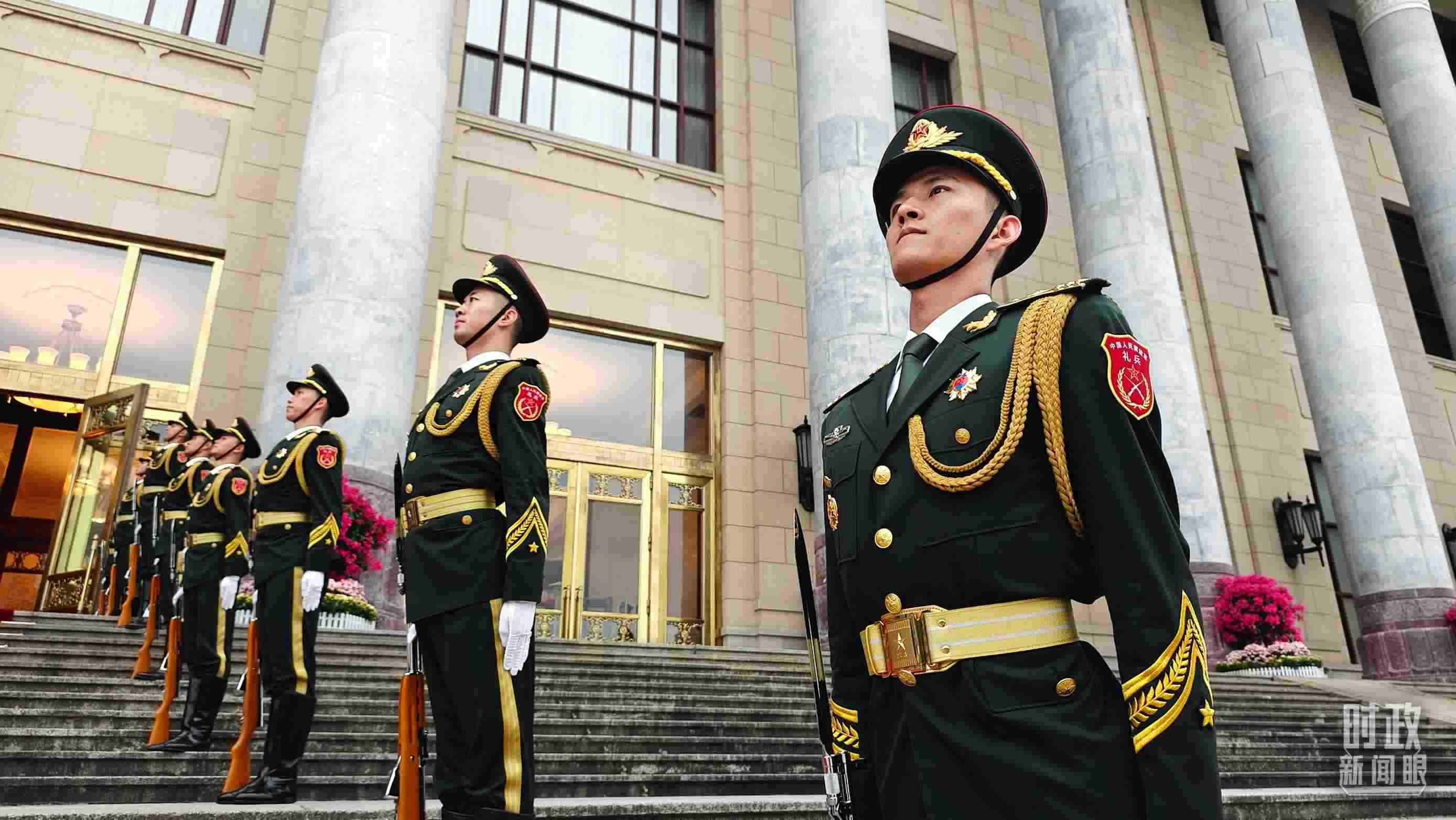  △人民大會(huì)堂外，禮兵列隊(duì)歡迎外國(guó)領(lǐng)導(dǎo)人。（總臺(tái)央視記者韓銳拍攝）