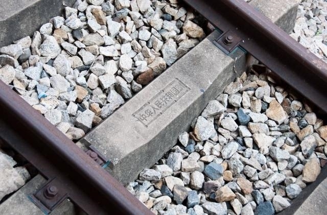 坦贊鐵路鋼筋混凝土軌枕上的“中華人民共和國制”字樣清晰可辨。