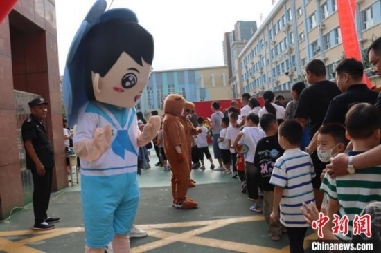 圖為衡水市新苑小學(xué)，老師穿上玩偶服裝歡迎新生入學(xué)。王天祥 攝