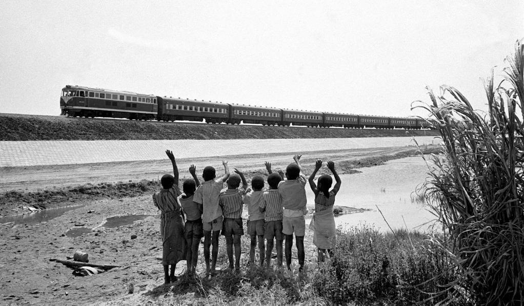 贊比亞魯西瓦西湖畔的少年兒童歡迎坦贊鐵路的列車通到他們的家鄉(xiāng)（1976年攝）。新華社發(fā)