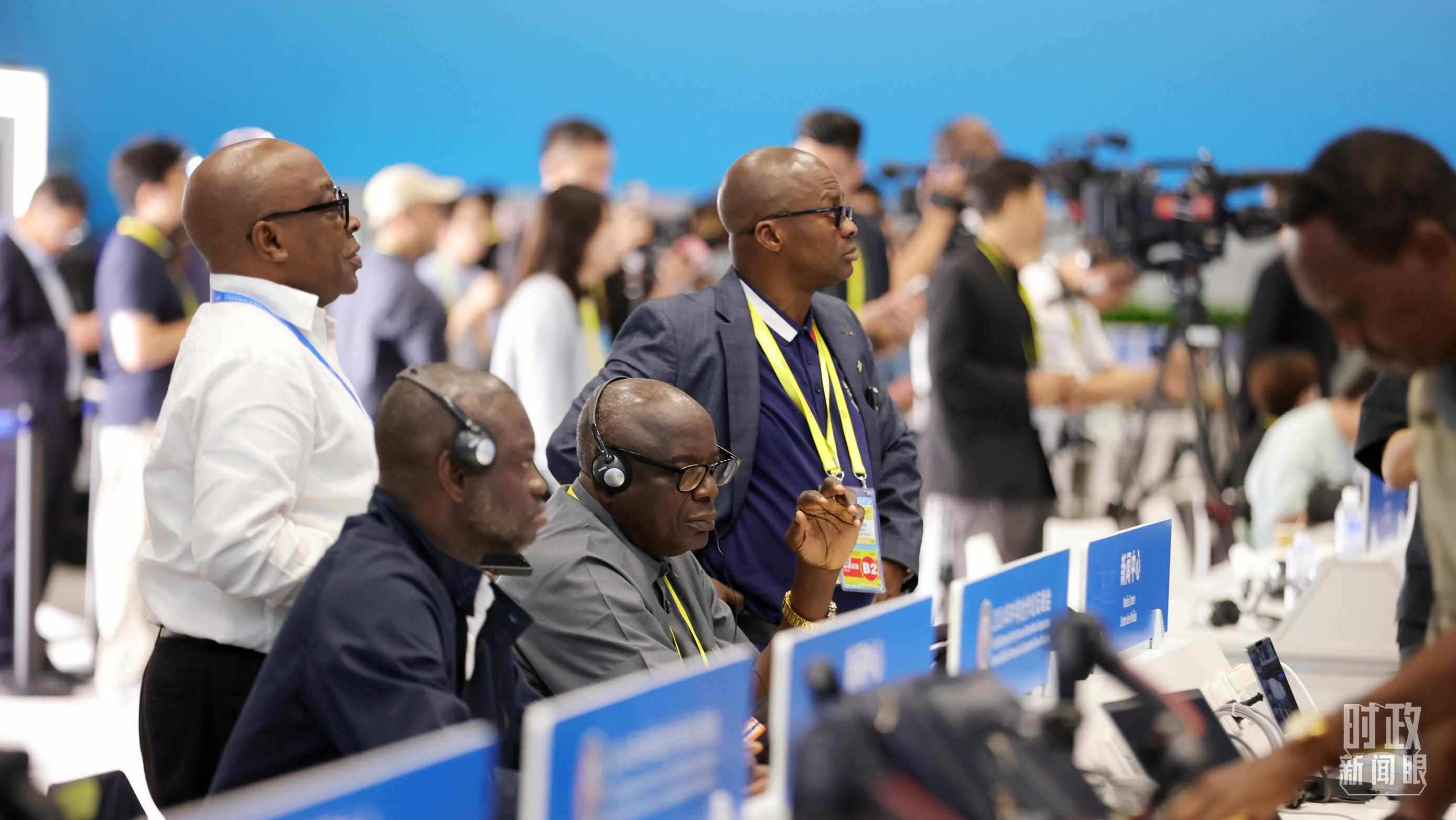  △媒體記者在人民大會(huì)堂和新聞中心參與峰會(huì)報(bào)道。（總臺(tái)央視記者范一鳴、魏幫軍拍攝）