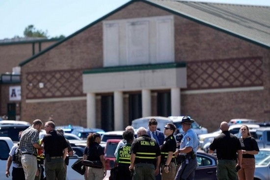 9月4日，在美國佐治亞州巴羅縣溫德市，警察聚集在發(fā)生槍擊事件的阿巴拉契高中外。新華社/美聯(lián)