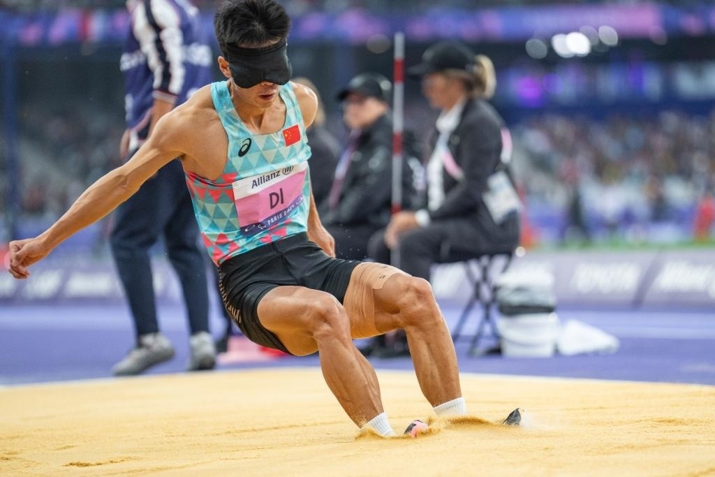 8月30日，邸東東在巴黎殘奧會(huì)田徑男子跳遠(yuǎn)T11級(jí)決賽中試跳。新華社記者 黃偉 攝