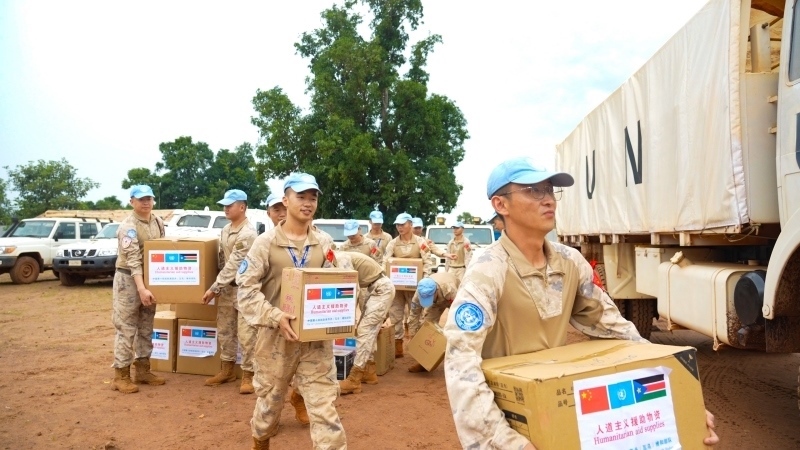 搬運(yùn)援助物資。孫千攝