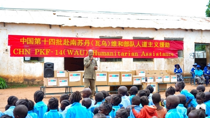 當(dāng)?shù)卣砀屑ぶ袊?guó)官兵。王軍杰攝