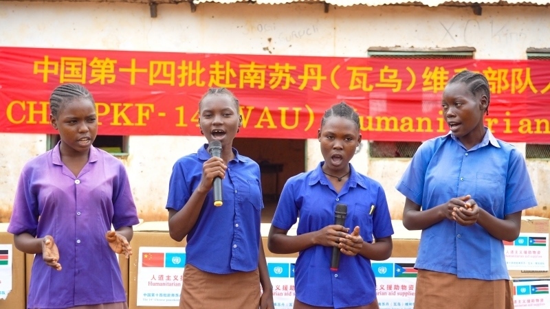 動(dòng)聽(tīng)的歌聲歡迎中國(guó)官兵。王軍杰攝