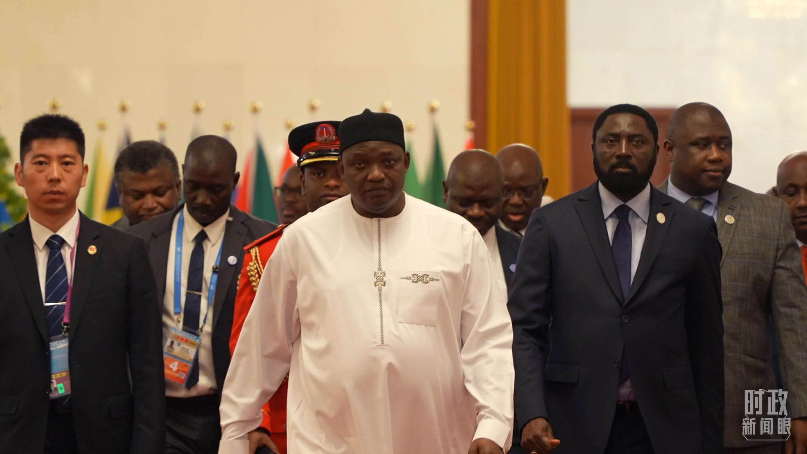 岡比亞總統(tǒng)巴羅走向會見廳。（總臺央視記者蔣碩拍攝）