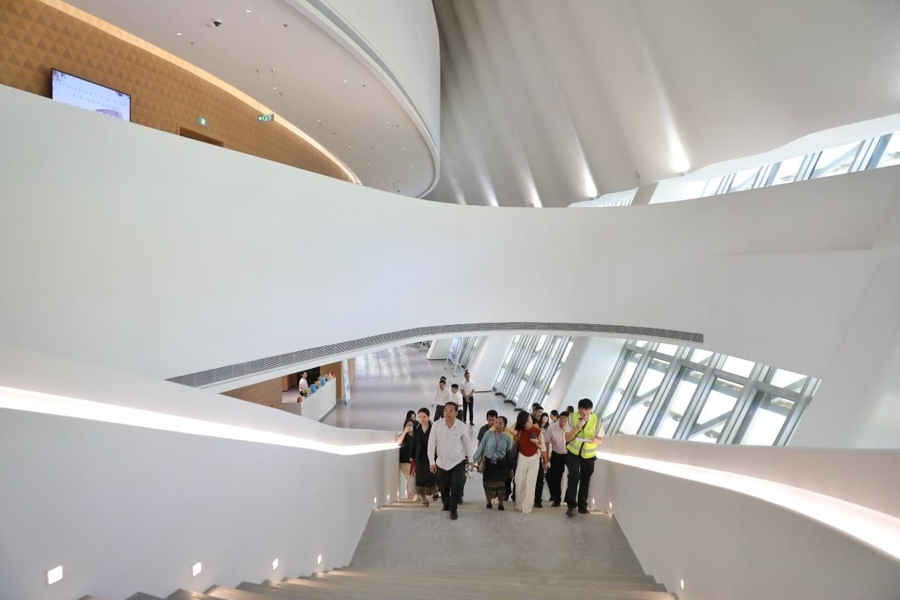 亞洲媒體考察團(tuán)正在上樓?！吨袊?jīng)濟(jì)周刊》記者 肖翊攝