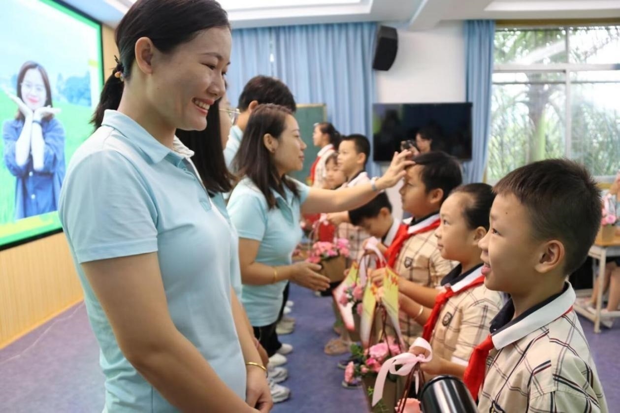 2023年教師節(jié)前，廣西南寧一所學(xué)校，學(xué)生向老師獻(xiàn)上鮮花、賀卡。