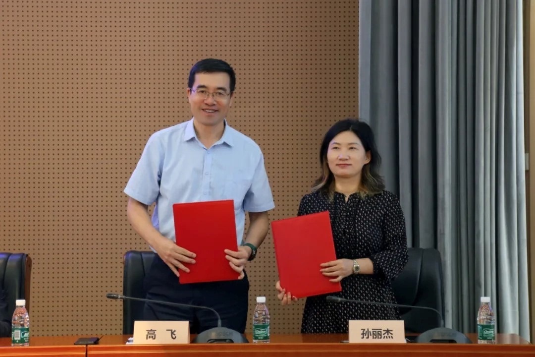 外交學(xué)院副院長高飛與中國國際科學(xué)技術(shù)合作協(xié)會(huì)執(zhí)行副會(huì)長兼秘書長孫麗杰簽署戰(zhàn)略合作備忘錄并啟動(dòng)科技外交官搖籃計(jì)劃。主辦方供圖