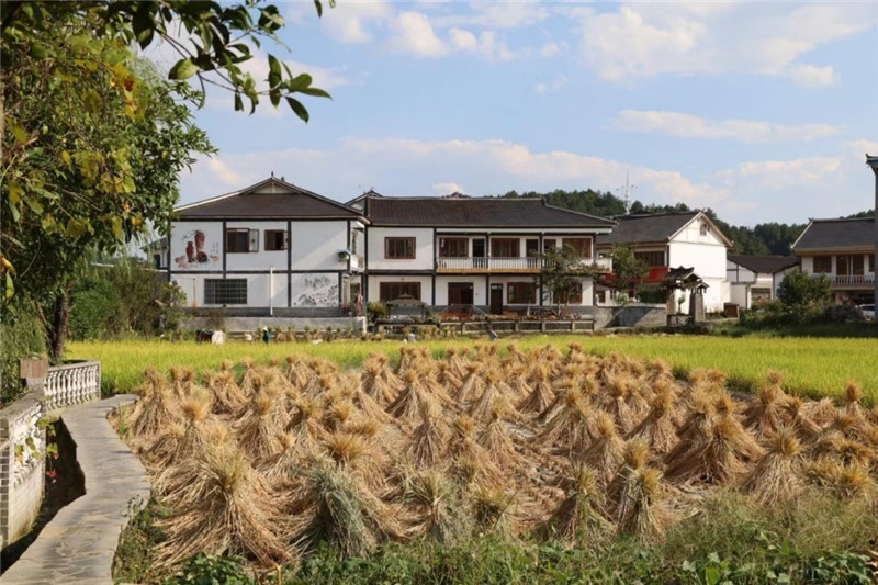 傳統(tǒng)的黔北村莊風(fēng)貌同現(xiàn)代民居元素相融合，人文風(fēng)光與生態(tài)自然風(fēng)景相結(jié)合，人與自然和諧共生。（俄羅斯《中國(guó)與俄羅斯》雜志社社長(zhǎng)奧列格·別列日內(nèi)赫攝）