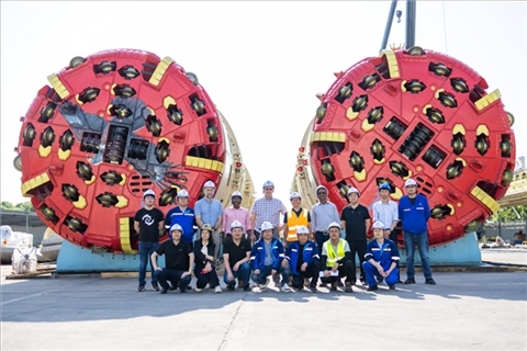 中外員工在盾構(gòu)機(jī)前合影。中國(guó)電建供圖