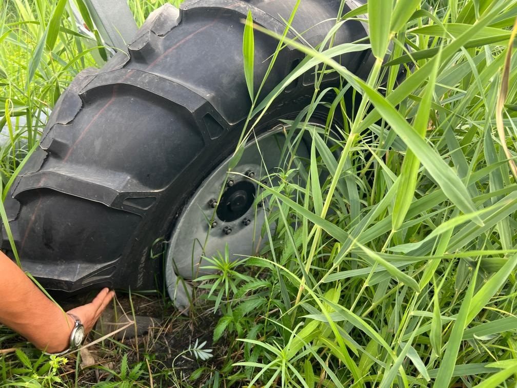 林甸縣一處大型噴灌設(shè)備癟了的輪胎。新華社記者董寶森攝