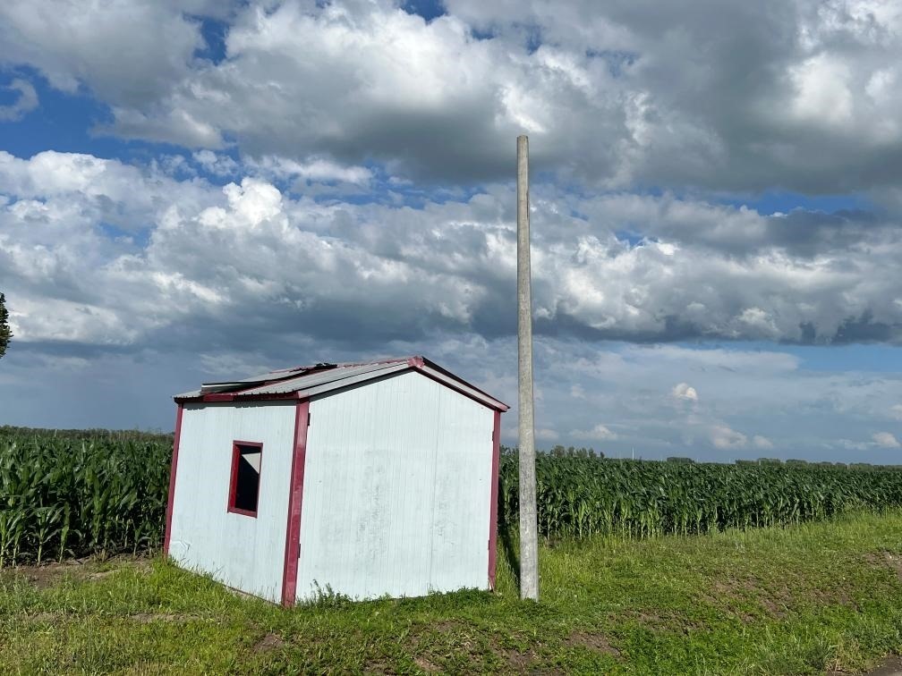 林甸縣一處保護(hù)水源井的鐵皮房出現(xiàn)破損，未見配套設(shè)備。新華社記者董寶森攝